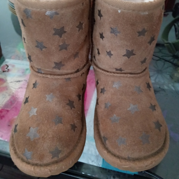 Toddler size uggs - Picture 2 of 6